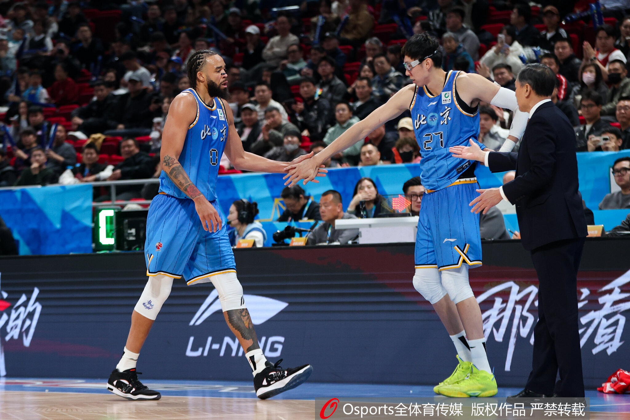 京媒：麦基来了 周琦能放开手脚&不像过去总得收着打保存体力