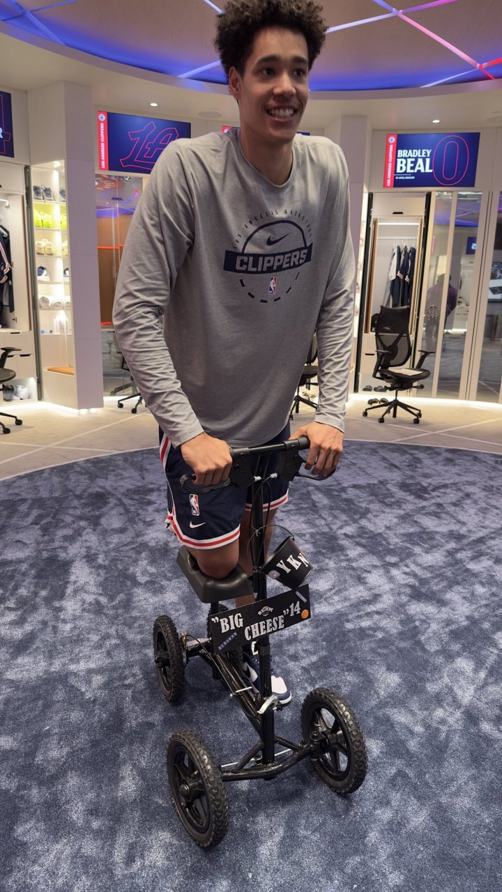 赛季报销仍心系球队！尼德豪泽脚撑膝关节滑板车 来到球队更衣室