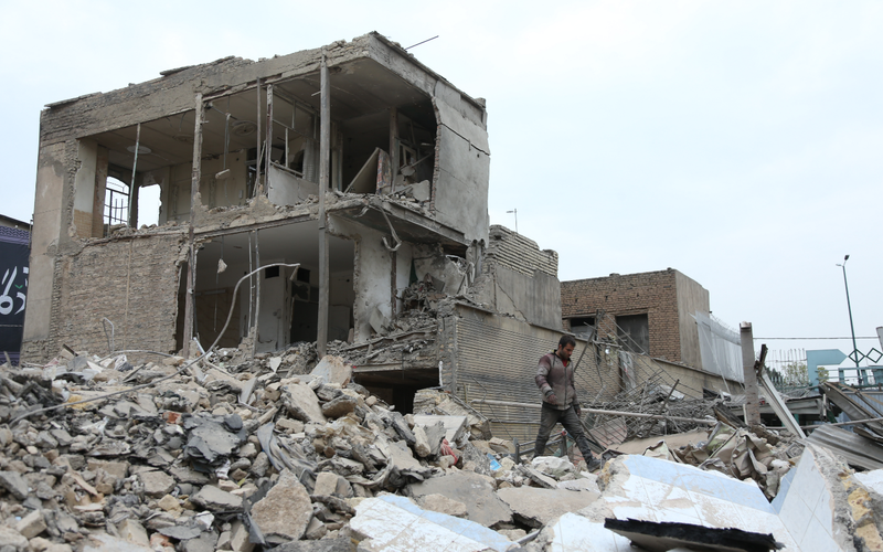 ▲资料图：伊朗首都德黑兰居民区一处遇袭的损毁建筑。图/新华社