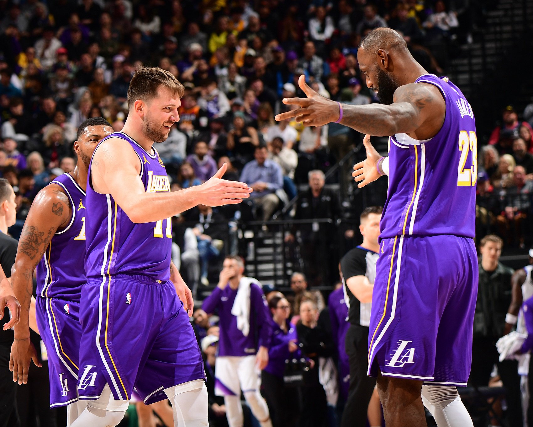 太稳！湖人关键时刻19胜6负高居联盟第一 火箭18胜19负排第16