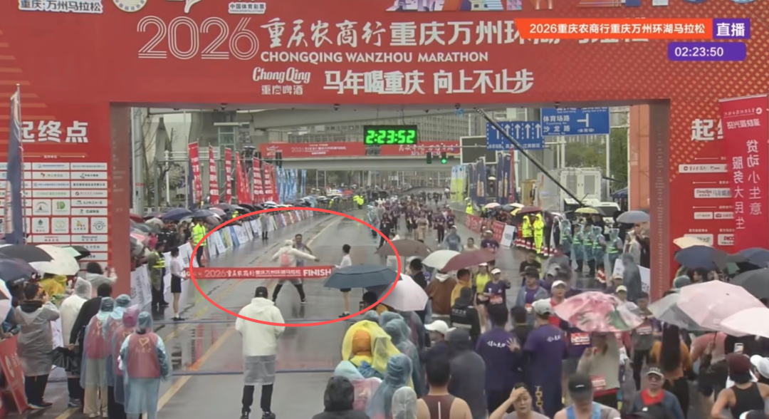 马拉松比赛冠军选手冲线时，遭裁判错误拦截推搡，重庆田协：诸某某停止马拉松赛事裁判工作一年