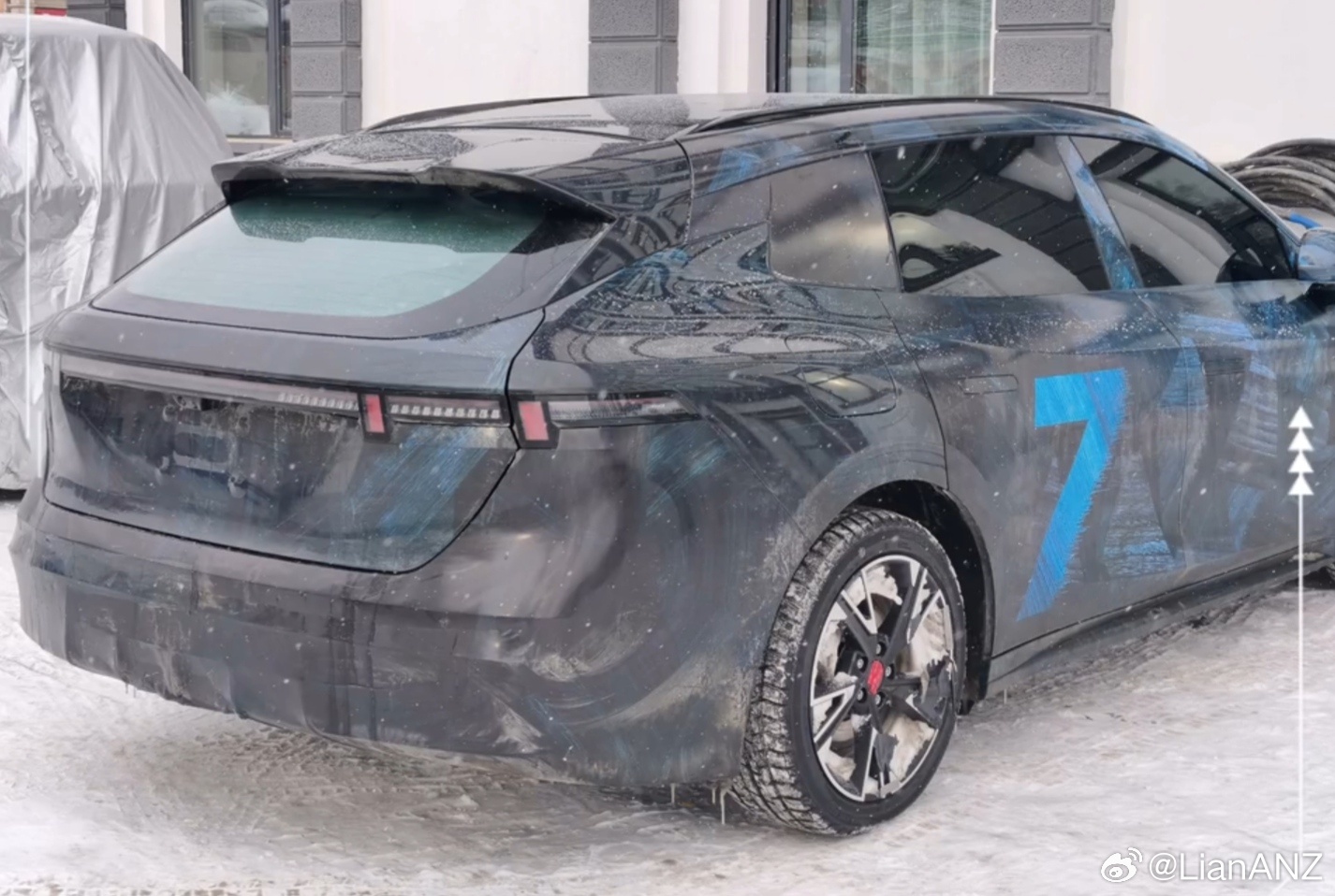 该博主还根据谍照制作了领克 07 旅行版的想象图：