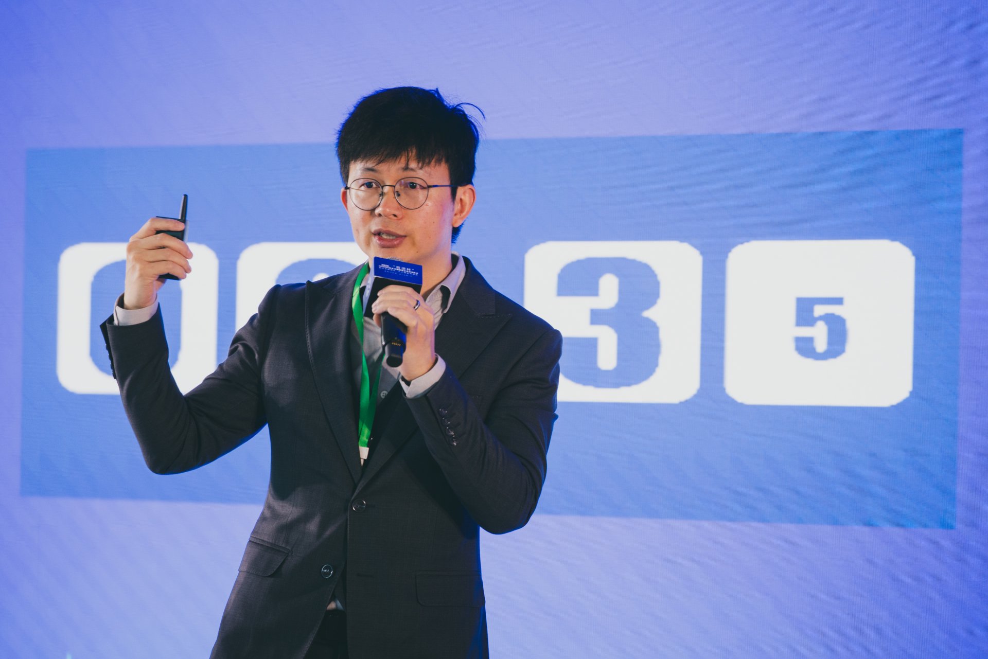 成都异岩科技有限公司总经理侯磊在路演中 张建 摄