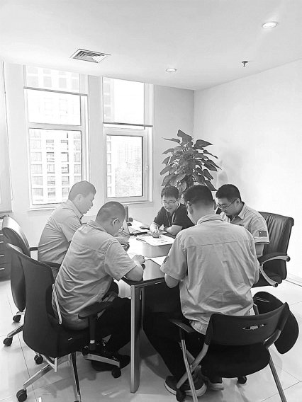 烟台保护中心工作人员为企业做专利布局分析。资料图