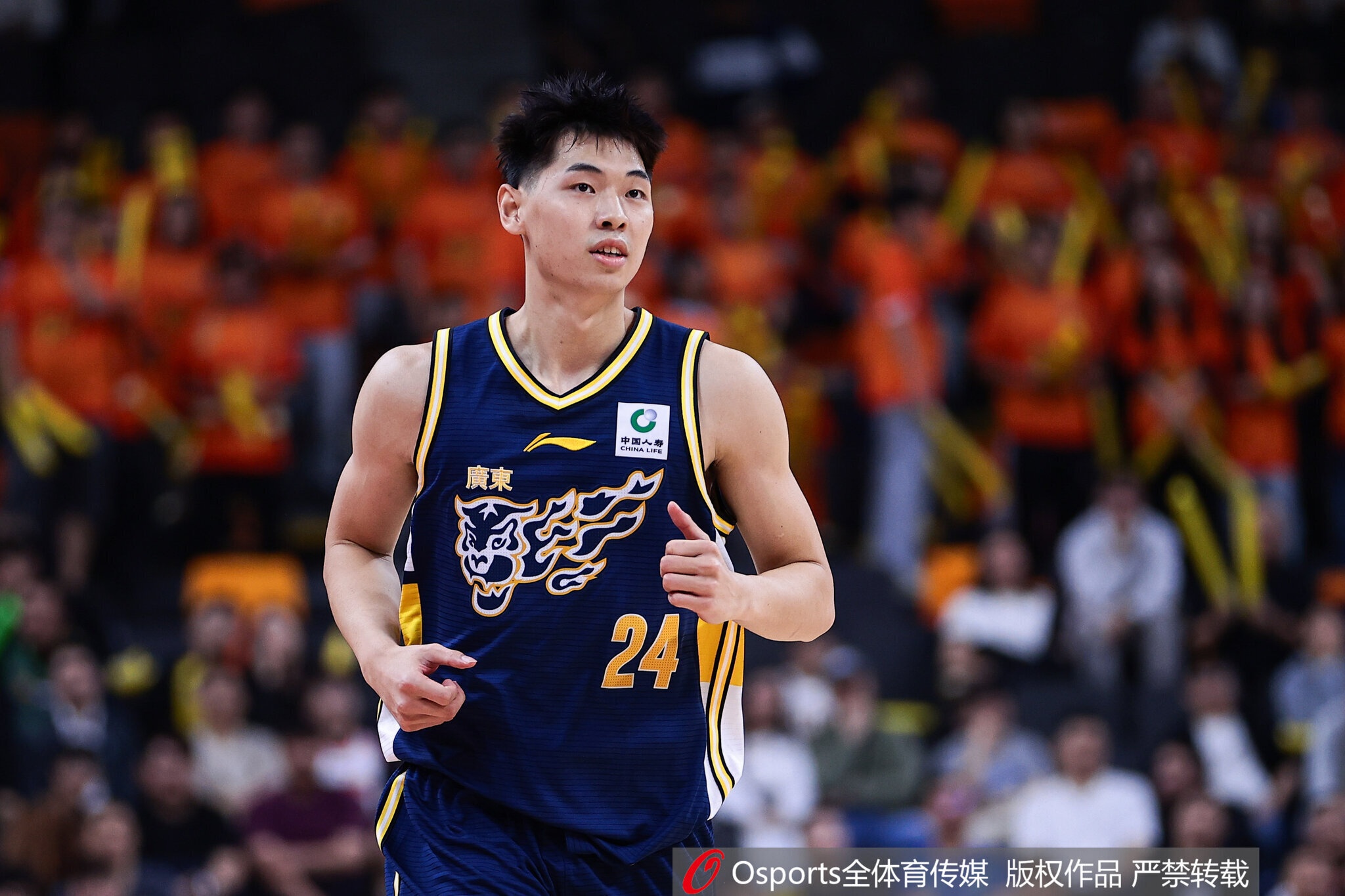 媒体人：崔永熙5犯离场 他在防守端还要进一步适应FIBA的判罚尺度