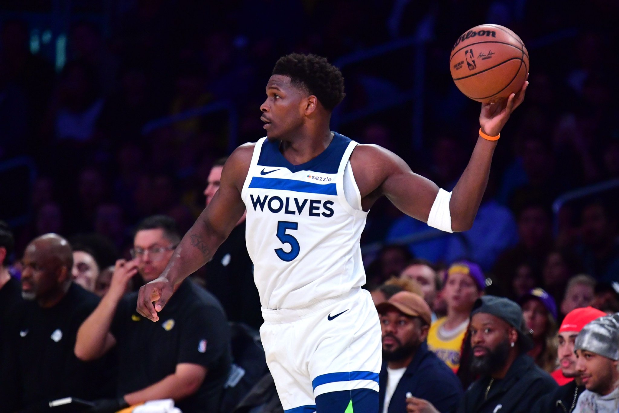 森林狼官方：爱德华兹因右膝炎症将在1-2周后重新评估