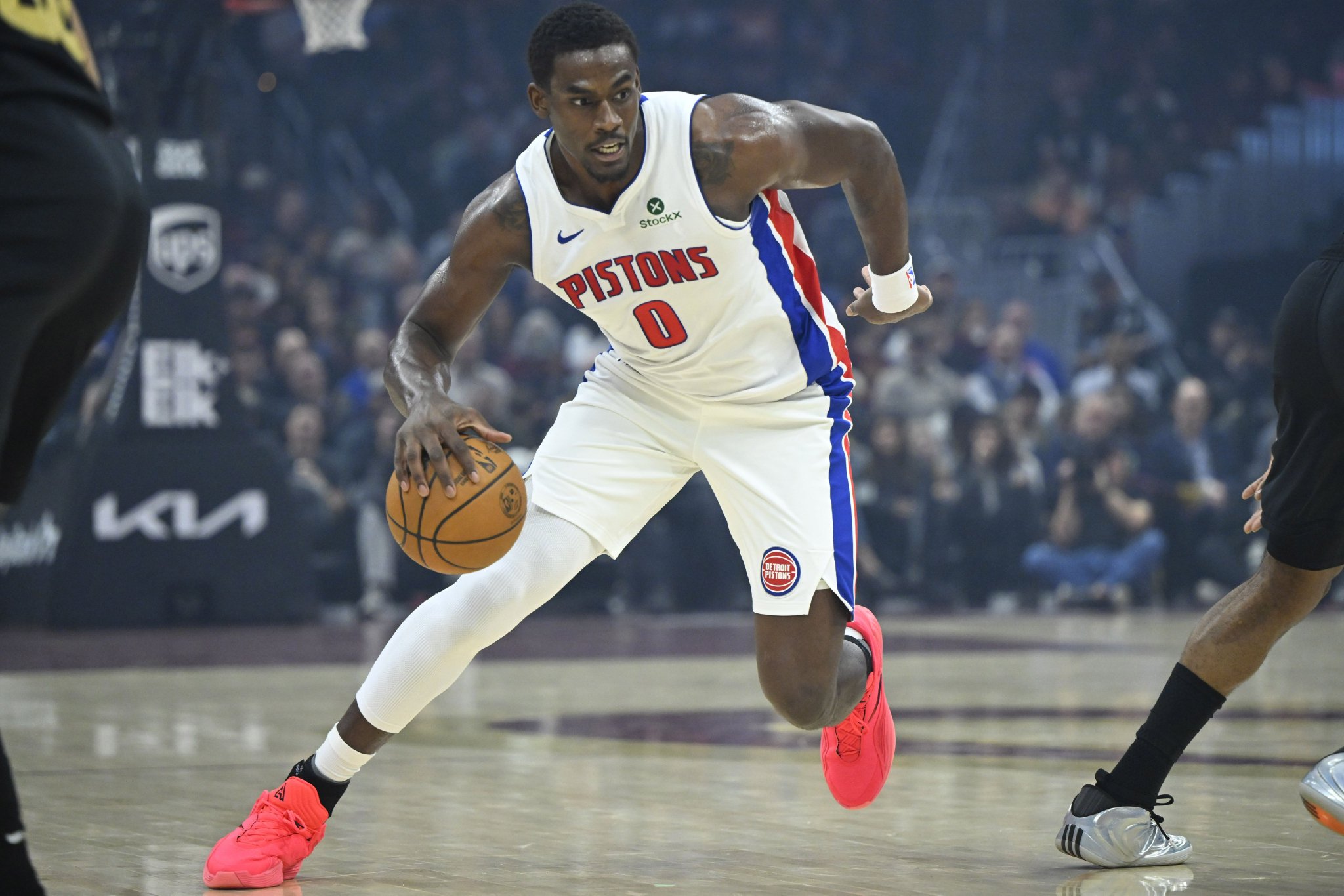 全明星中锋！杜伦半场7中5轻松砍下15分8篮板 其中4个前场篮板