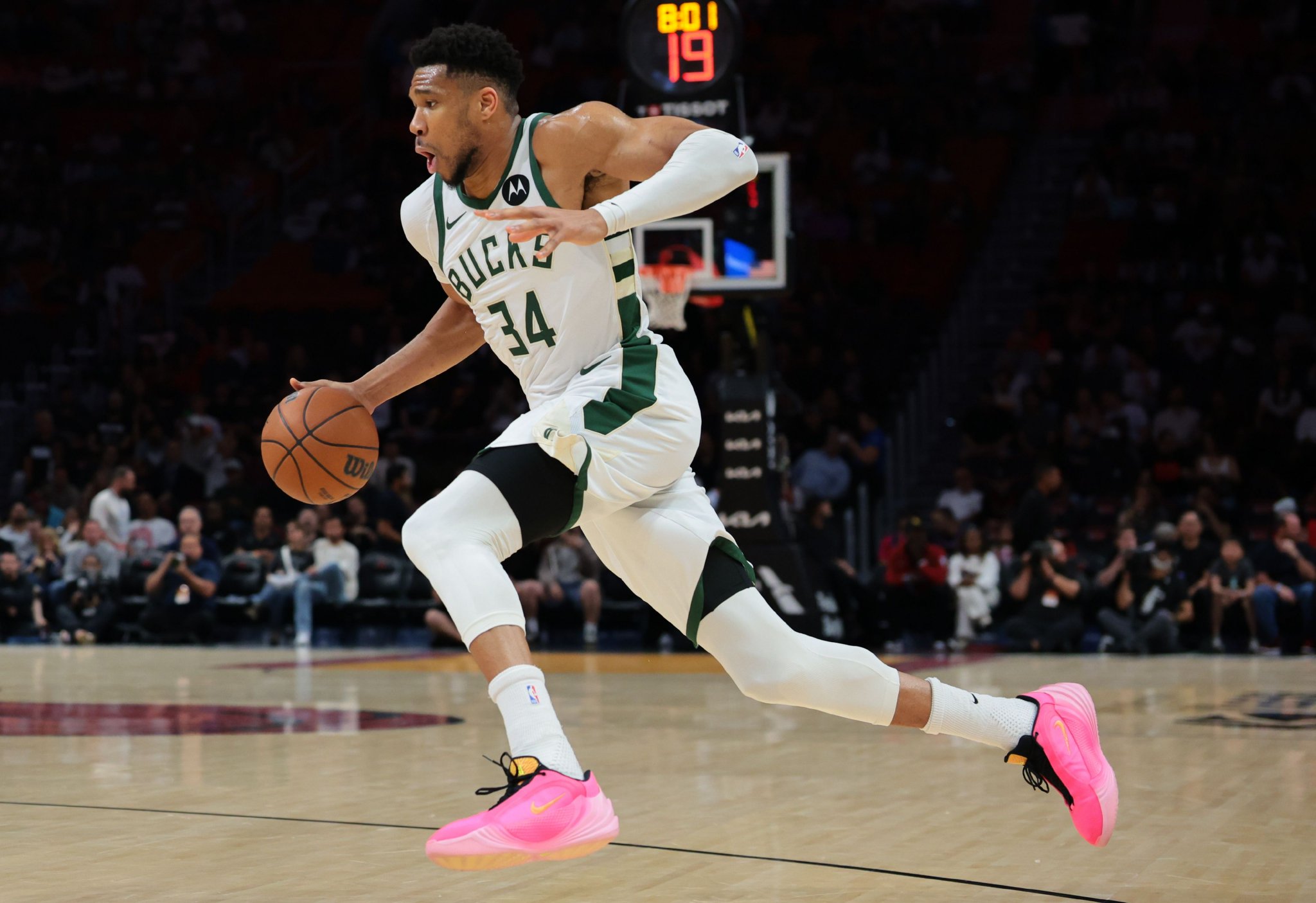 Shams：字母哥左膝过度伸展并伴随骨挫伤 将在一周后接受复查