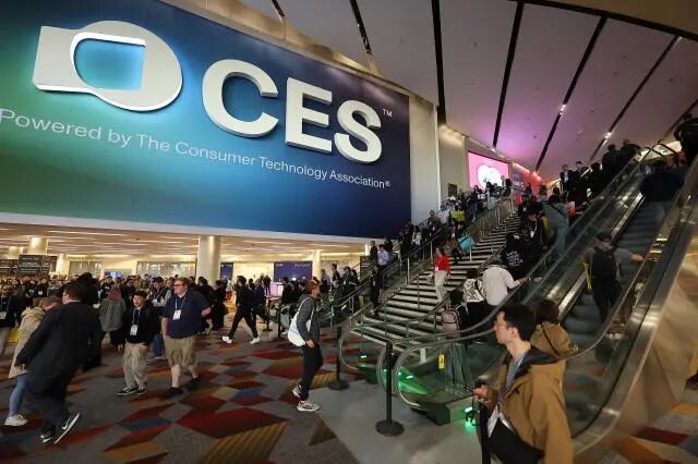 2026年国际消费电子展CES 2026闭幕前一日，在美国拉斯维加斯会议中心悬挂着的CES标识（图源：韩联社）