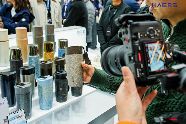 达人在哈尔斯展台打卡拍摄