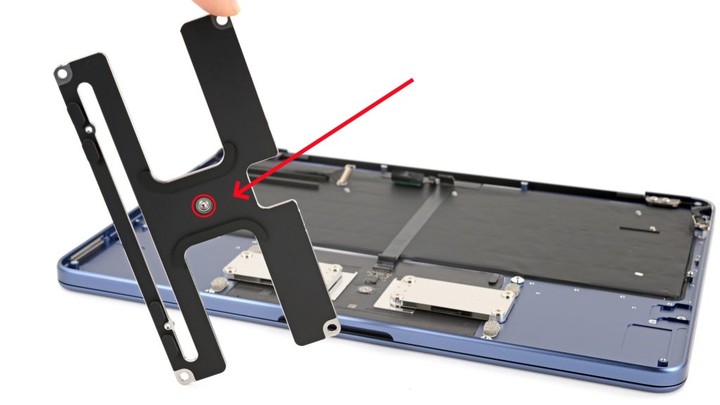 ▲ 红圈部分为触控板的按钮结构，图源：iFIxit