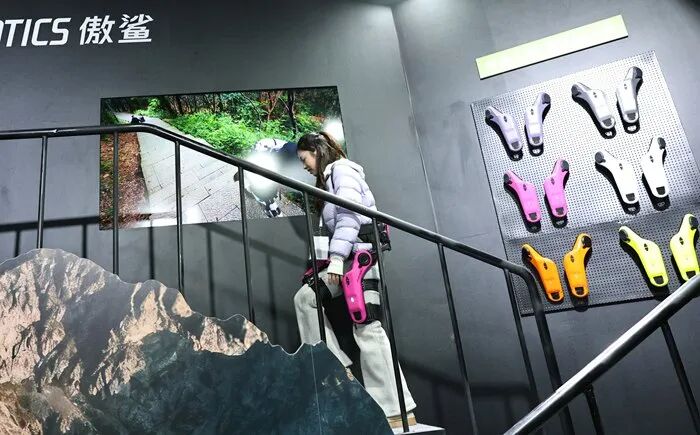 图为观众现场体验傲鲨外骨骼产品。新华社记者方喆 摄