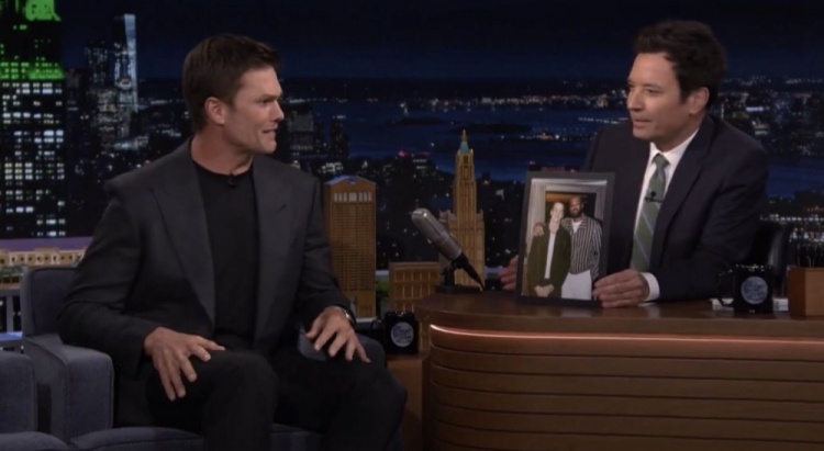 布雷迪：詹姆斯打橄榄球也能打23年 我总是很敬佩他&他如此有风度