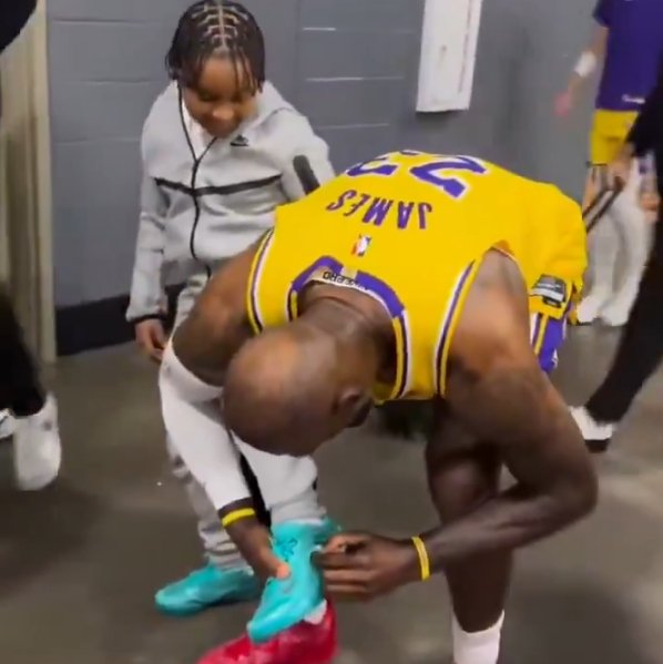 顶级偶像️小球迷在球员通道祈求签名 詹姆斯俯身抱脚暖心送上