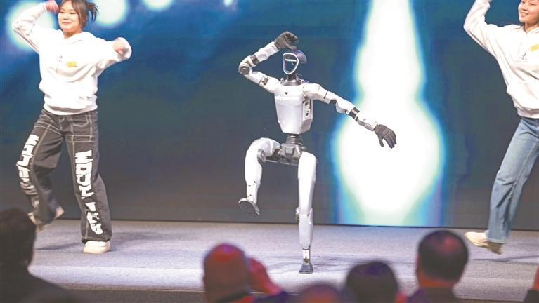 机器人与真人同台共舞。本报记者张春雷摄