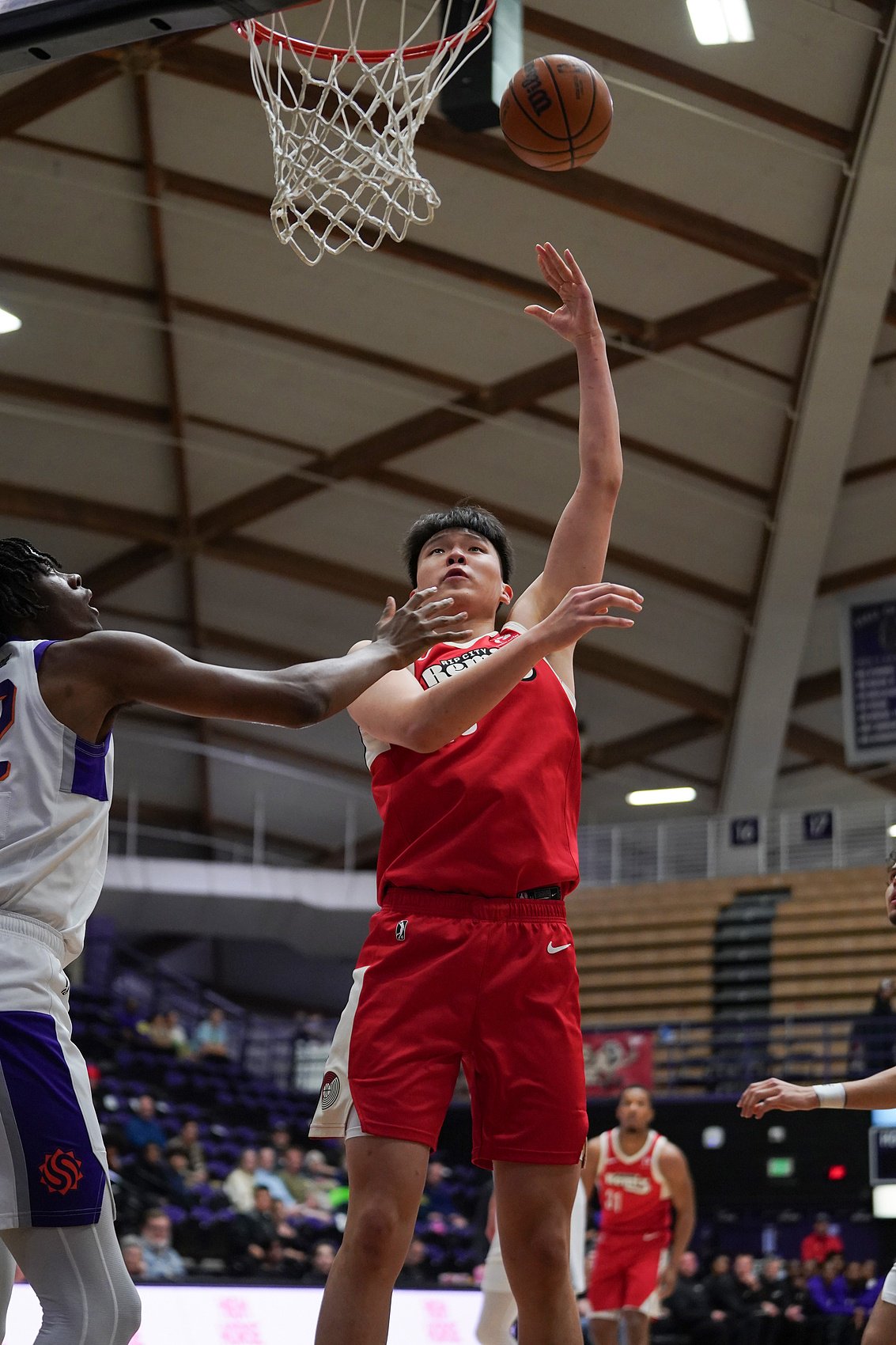 一直被抓掩护！杨瀚森半场仅2分2板2助 出现5次失误+3犯规