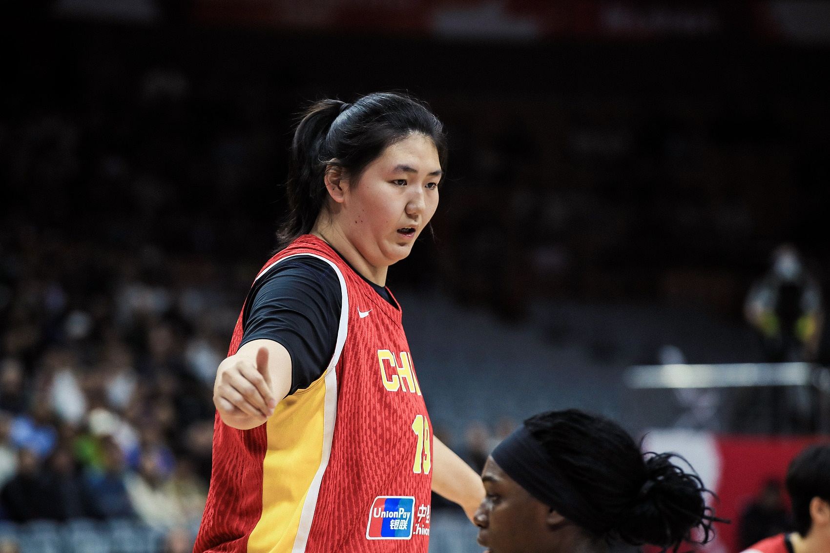 媒体人：张子宇论身高在女篮领域独一档 但其他方面还欠缺很多