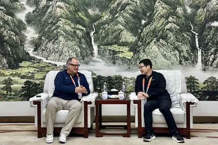 女篮世预赛期间 中国篮协主席郭振明会见国际篮联裁判主管卡尔