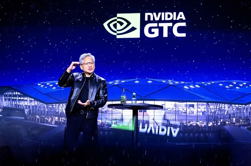 3月17日，好意思国加利福尼亚州圣何塞，英伟达首席实践官黄仁勋在公司年度GTC拓荒者大会上参与问答设施。