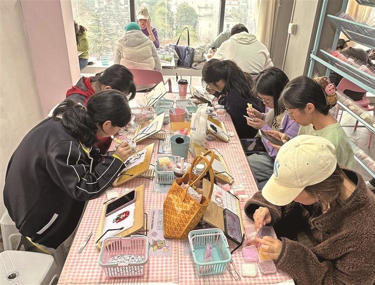 3��6�գ��������ڻ�����ʹ㳡һ�ŵ�����ƴ����������Ƭ����