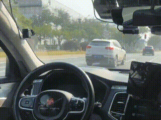 滴滴Robotaxi在红绿灯前平缓停下