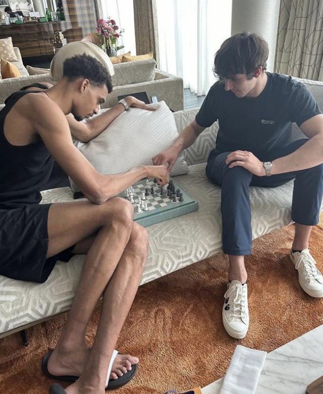 雷诺：文班是我非常要好的朋友 他很职业&也是很了不起的球员