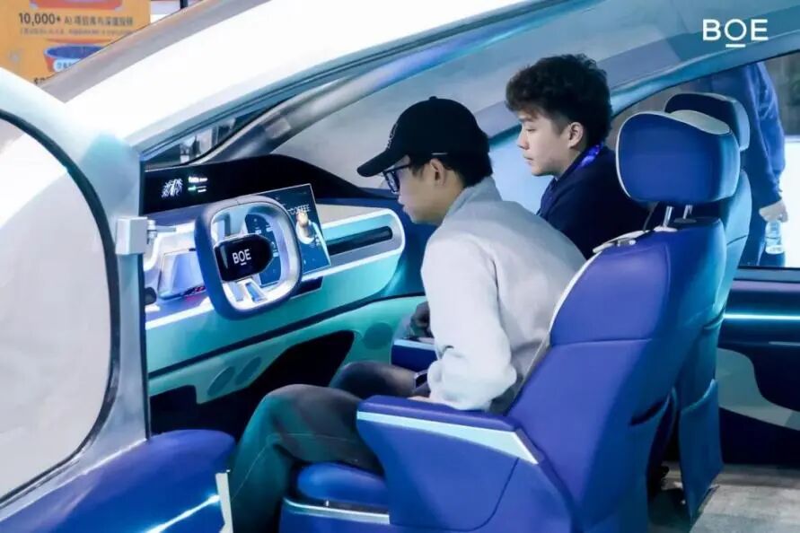 AWE2026现场，消费者正在体验HERO 2.0智能座舱。（BOE供图）