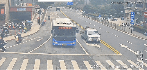 尹忠宇返回现场。图源：人民网浙江