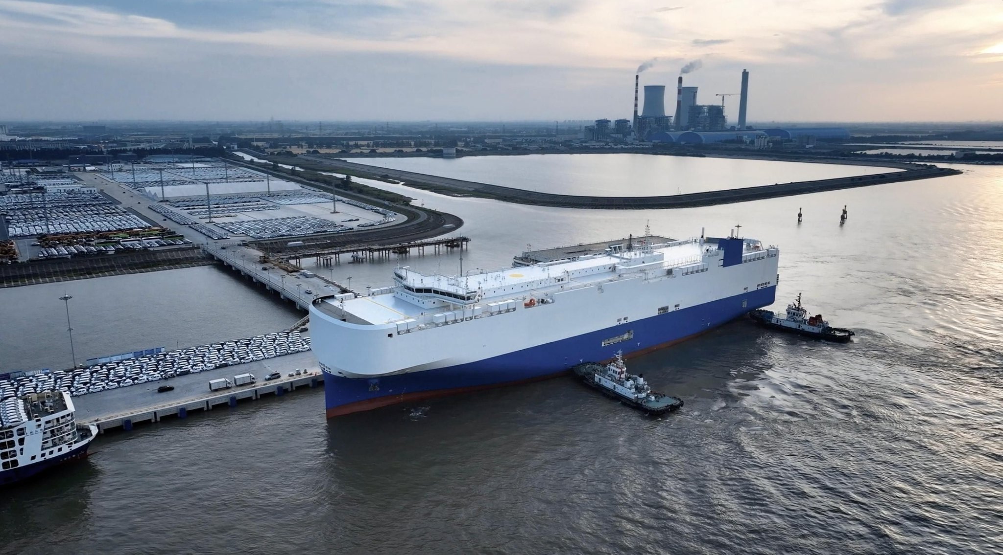 奇瑞出口车辆登船发往海外市场