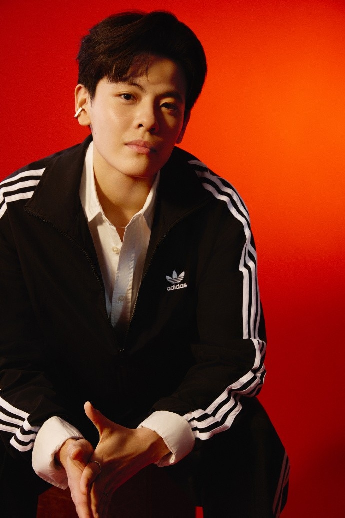 女篮中坚力量！阿迪达斯宣布签下杨舒予