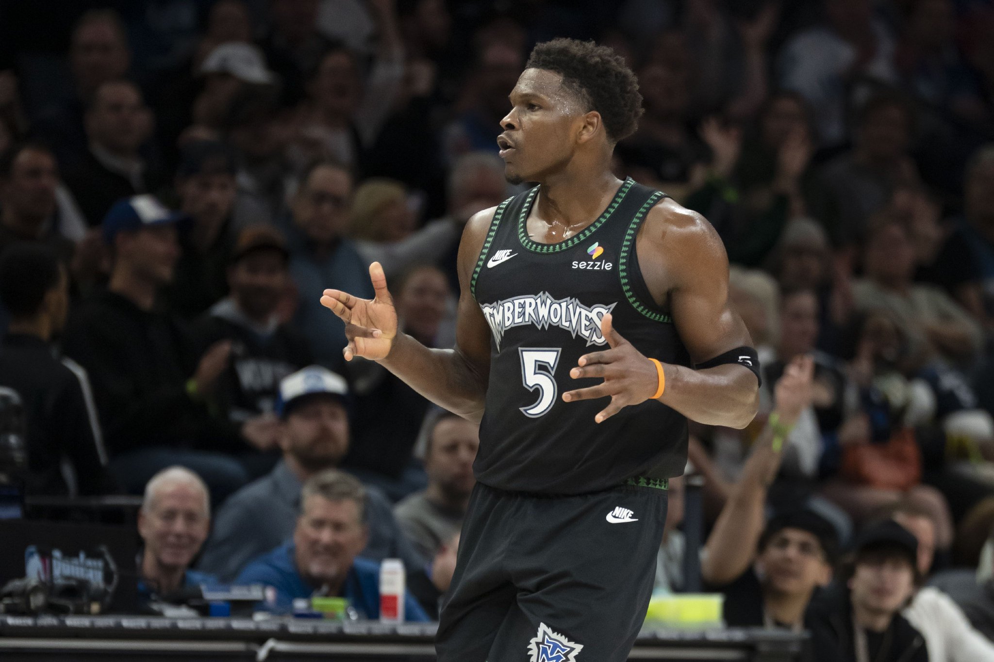 芬奇：华子这种级别球员几乎不可能被替代 我们要依靠整体发挥