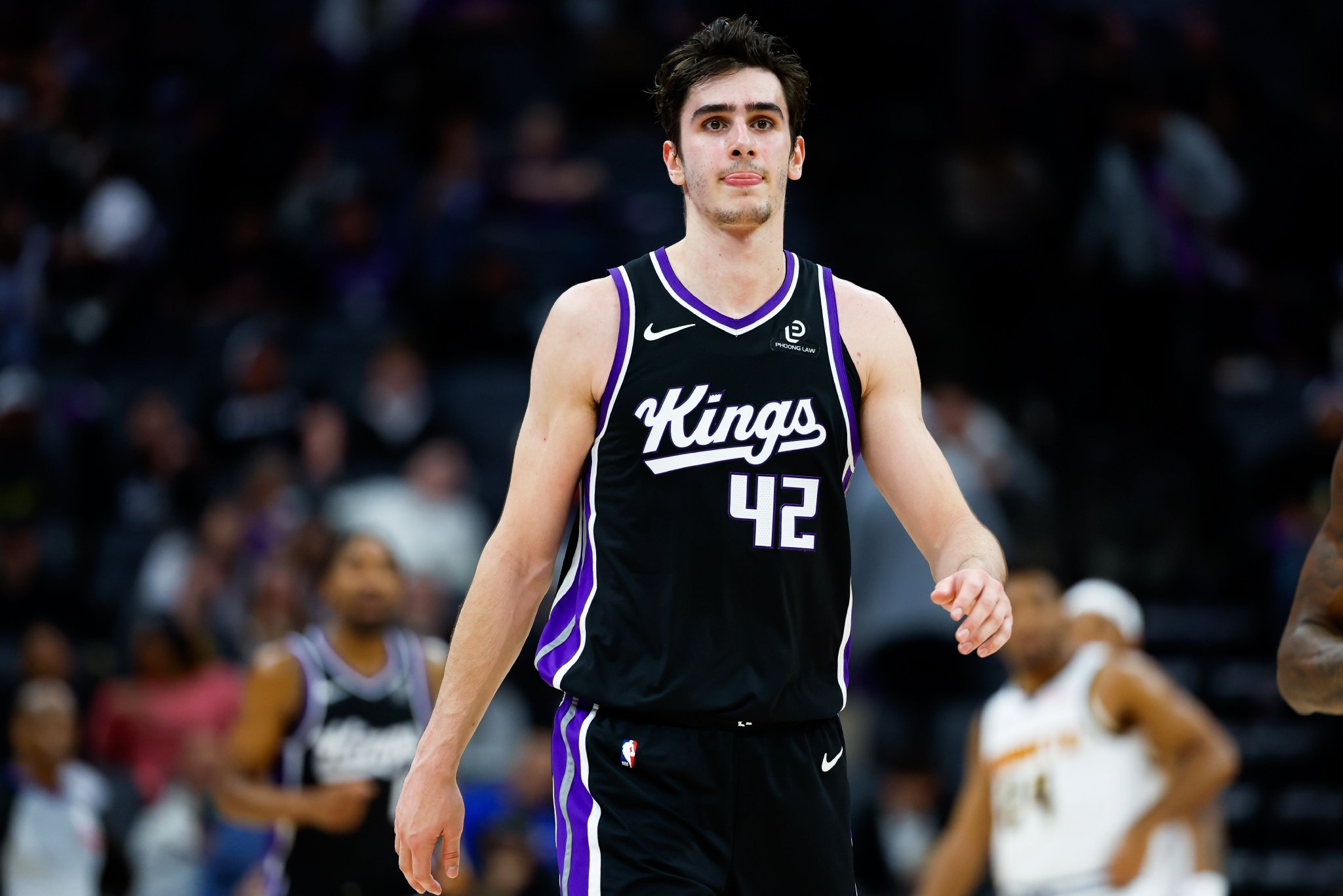 本赛季当雷诺出战30+分钟时 场均18.7分10.3板1.6助 命中率62.4%