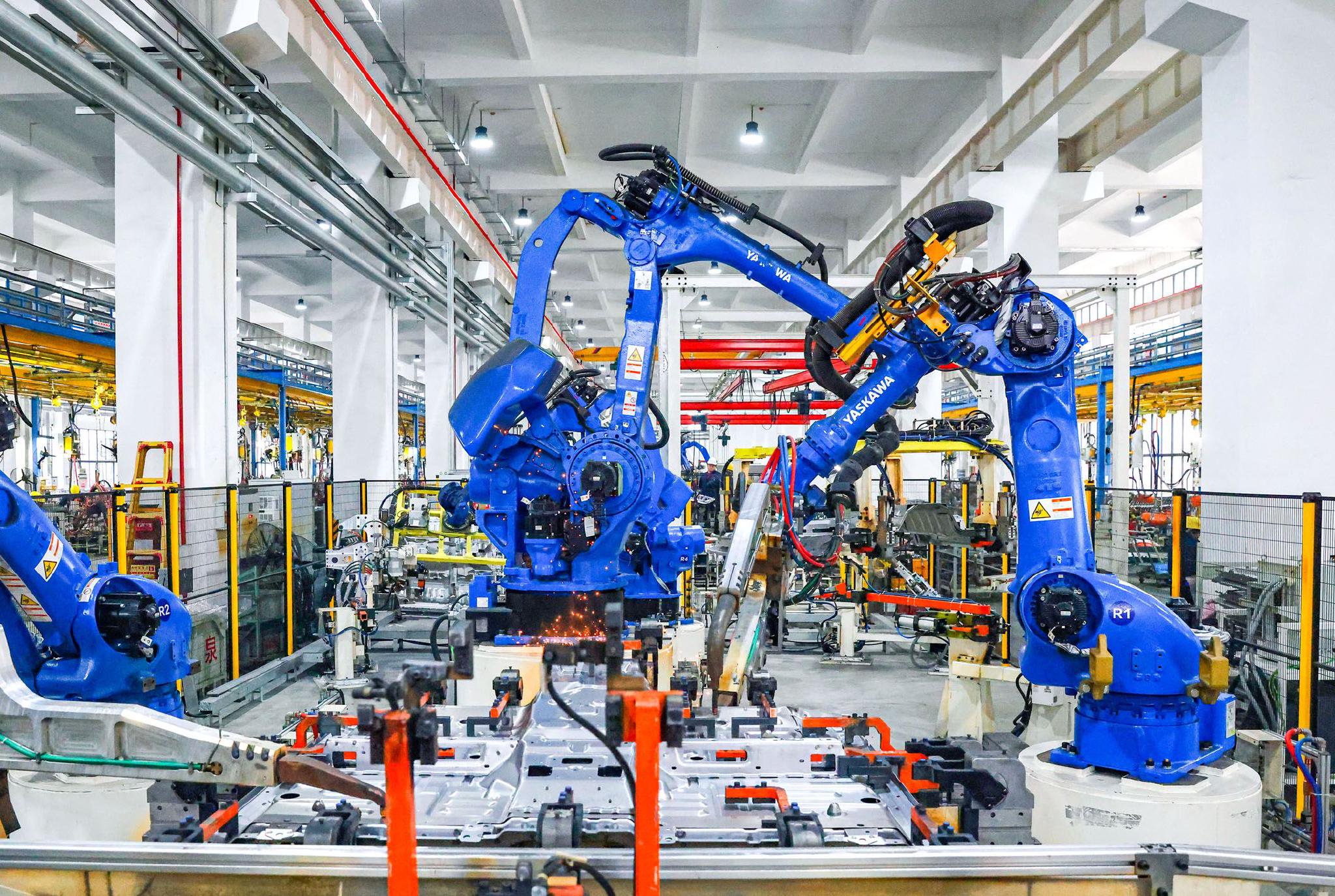 在位于江苏省扬州市江都区的扬州市洪泉实业有限公司，机器人在焊接车间生产线上作业。新华社发（任飞　摄）