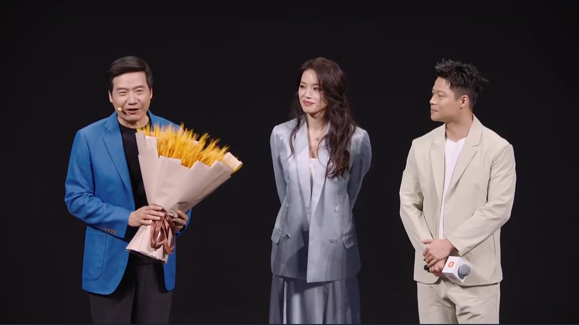 雷军介绍了小米汽车品牌的起售代言人舒淇和苏炳添