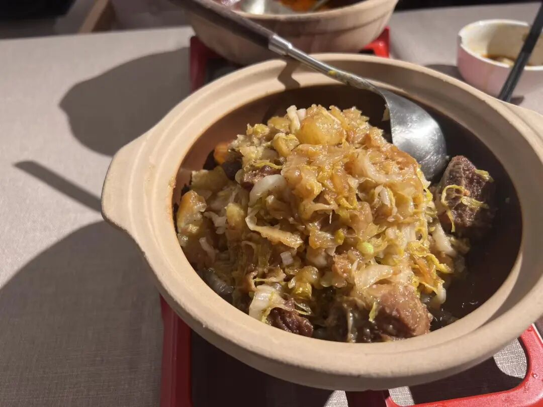 天边排骨烩酸菜 图片拍摄：界面新闻 马越