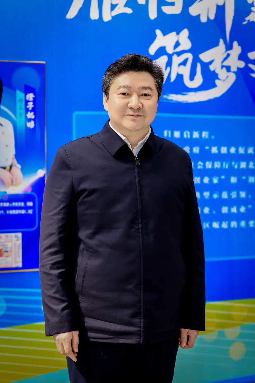 宜昌市人社局党组书记、局长 向军