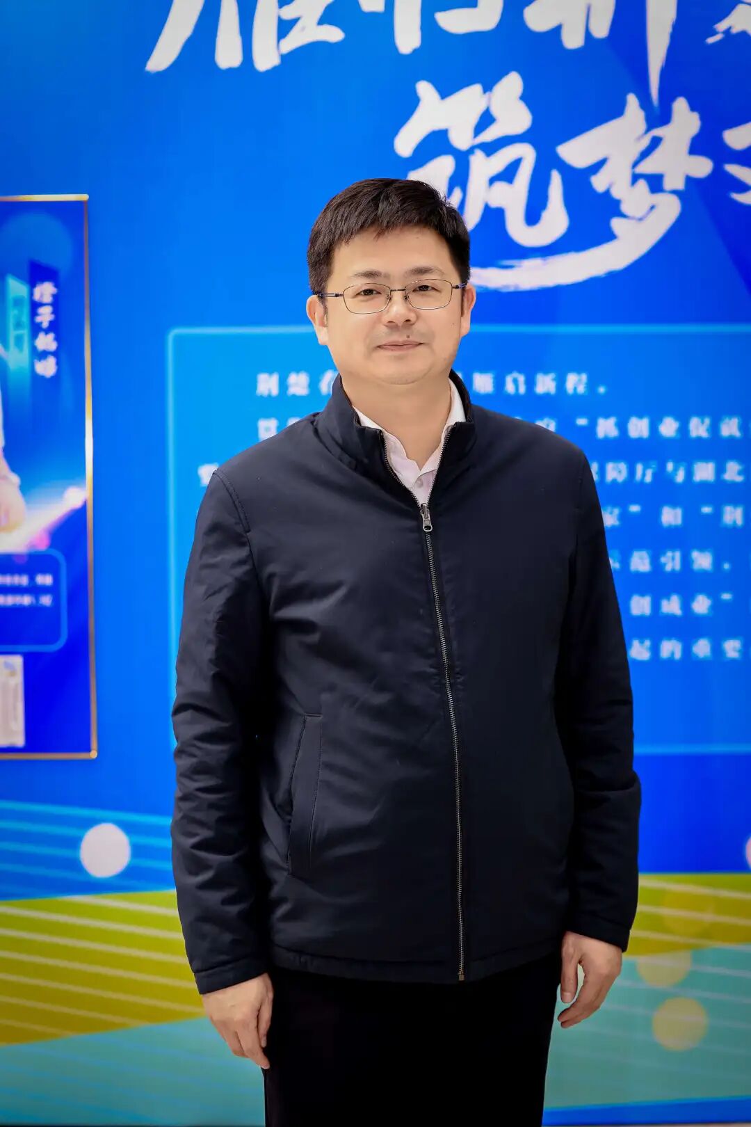 鄂州市人社局党组成员、副局长朱锦龙