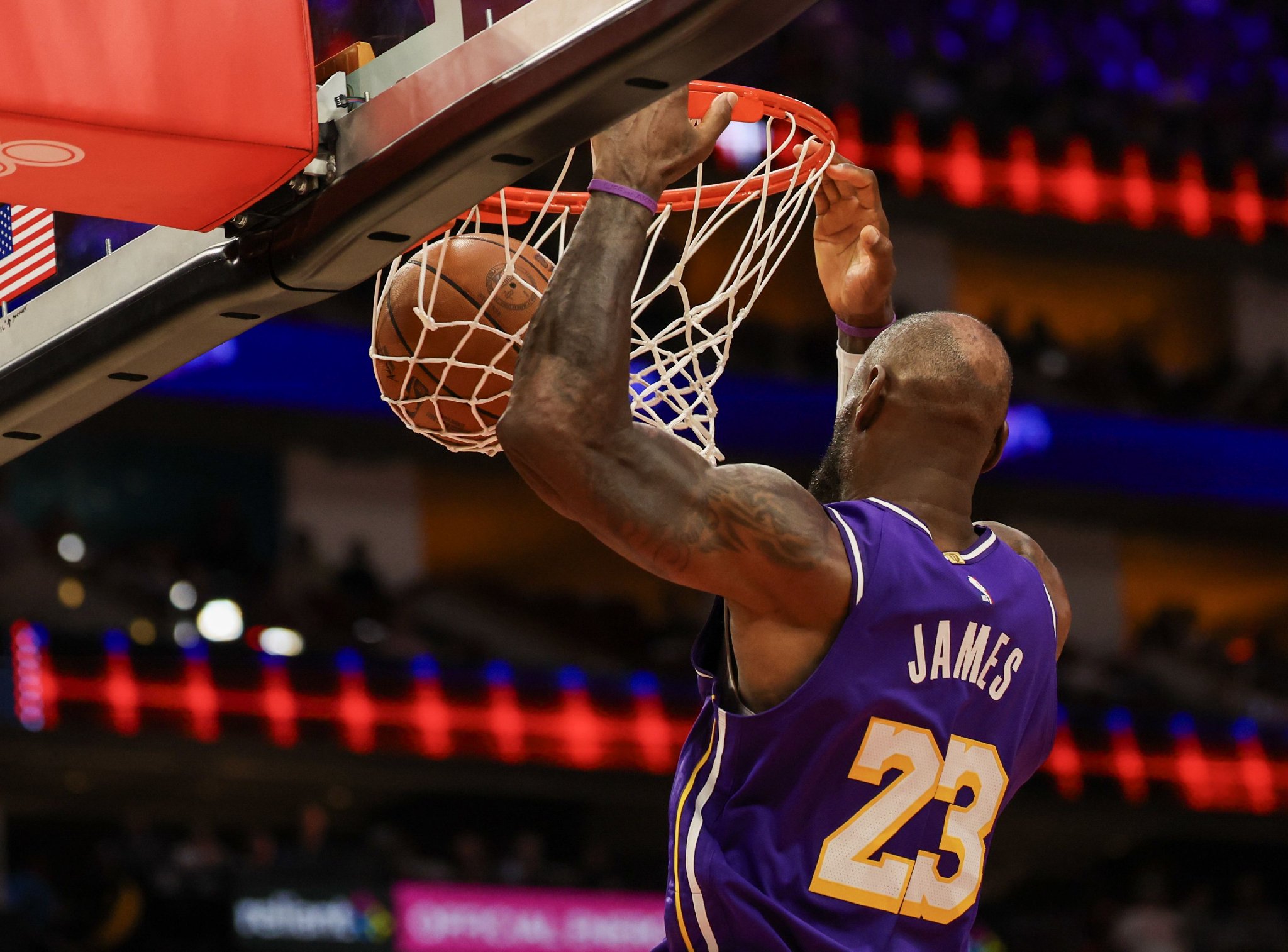 还更能飞了？詹姆斯本赛季出战48场完成77扣篮 上赛季70场71扣
