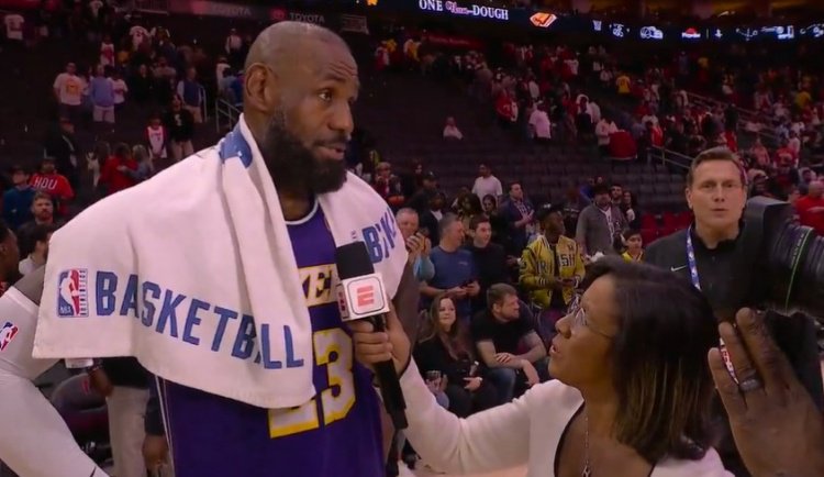 詹姆斯to记者：本该马上去冰敷 但你太棒了&我必须来接受你的采访