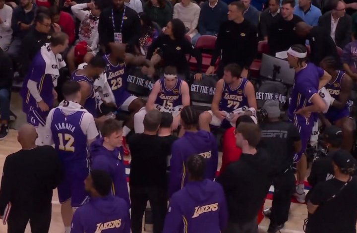 关键时刻对比：东&詹探讨众将认真旁听、火箭四大将各自沉默发呆