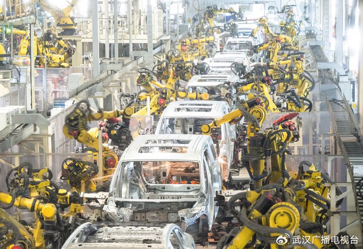   2024年4月1日，在位于武汉经济技术开发区的岚图汽车电动化焊装车间，机器人在流水线上作业。新华社记者肖艺九摄