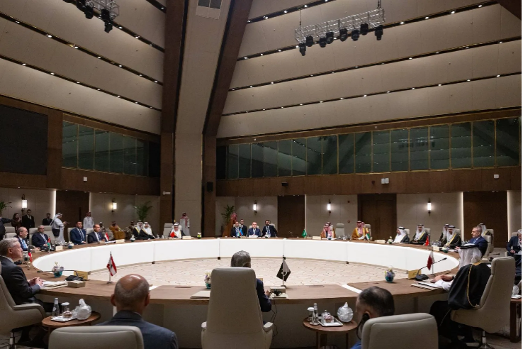 当地本领3月18日，12外洋长在利雅得举行接洽会议。图源：沙特《中东报》