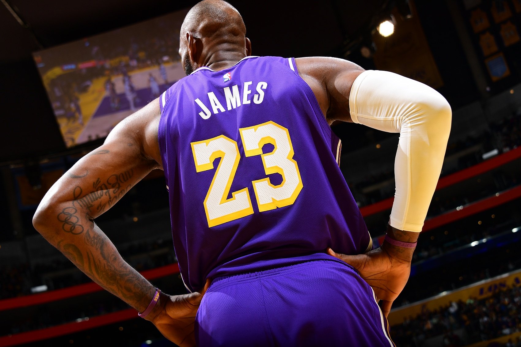 四旬老汉频虐筐！湖人自媒体：詹姆斯今天早上吃了啥玩意儿？