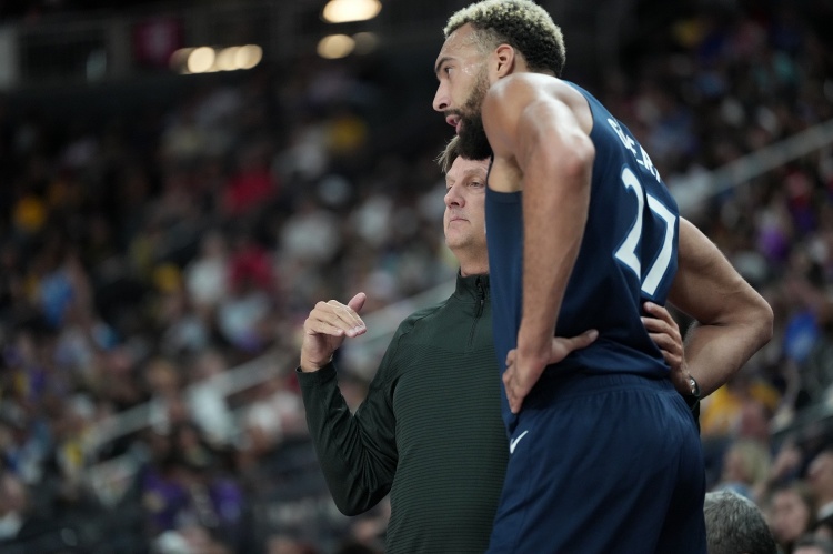 芬奇：我告诉队员接着给戈贝尔传球就行了 就算有失误我也能接受