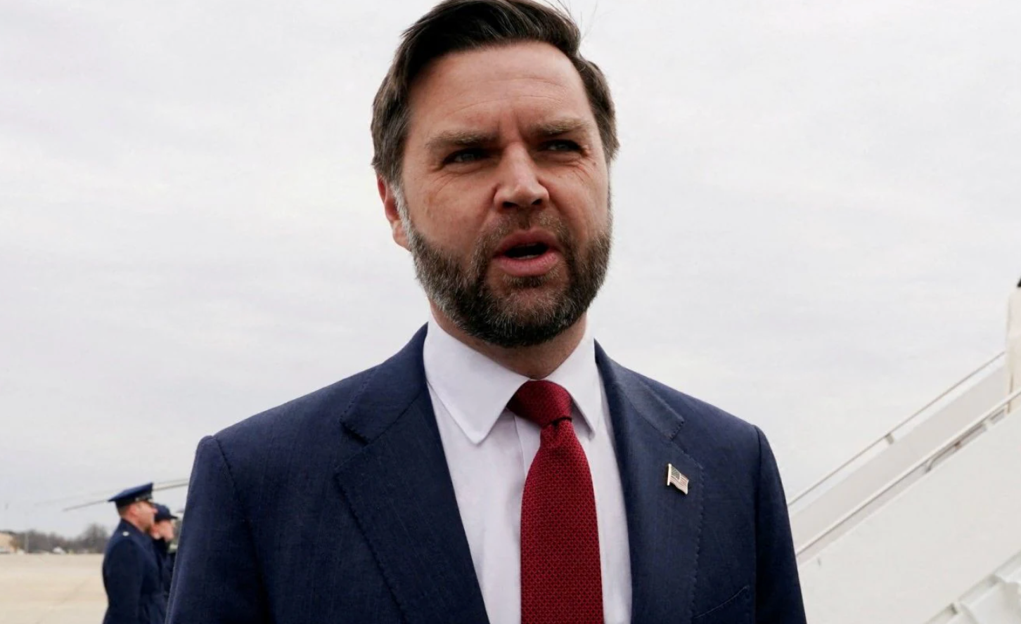 反对对外战争的美国副总统万斯，如何在伊朗战事中与特朗普走钢丝？