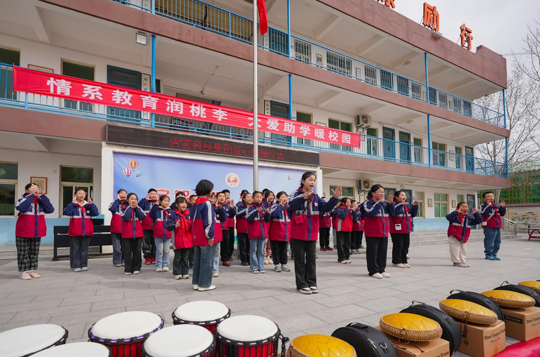 史官学校合唱团的同学们在捐赠仪式上表演。