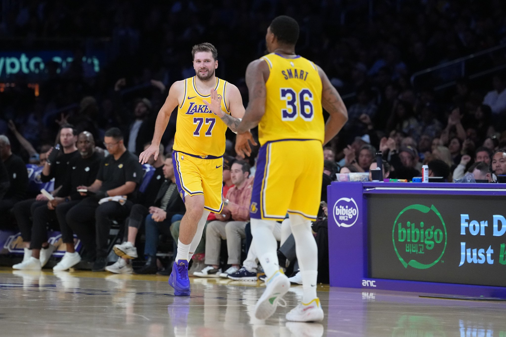 斯玛特：很高兴不用在场上防守东契奇了 他是我们的王牌！