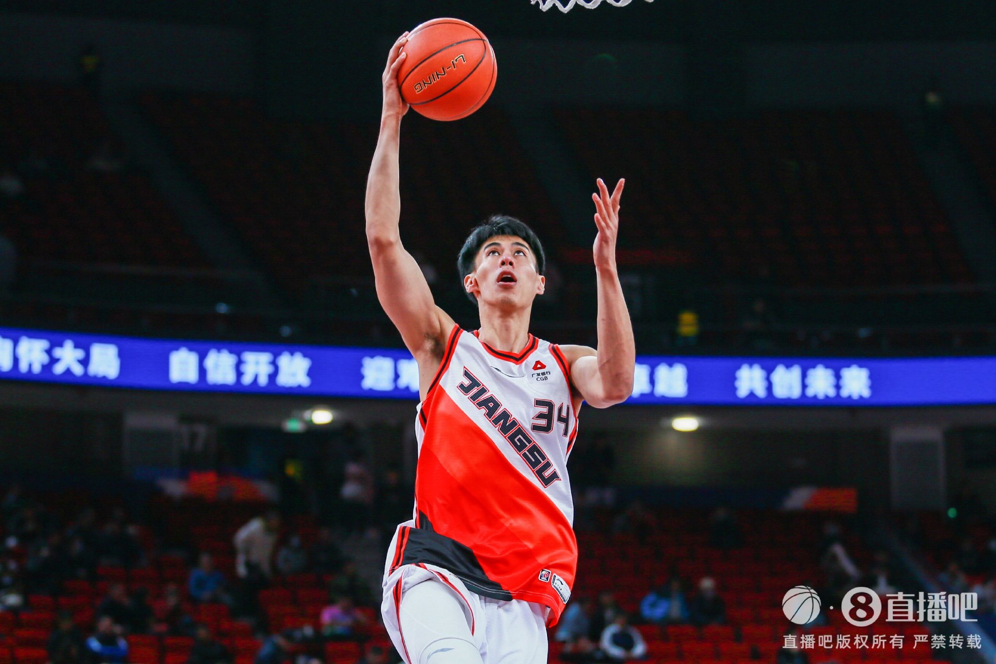 媒体人：广东难道就堵庞峥麟突破放三分吗？过度协防有点太胆大