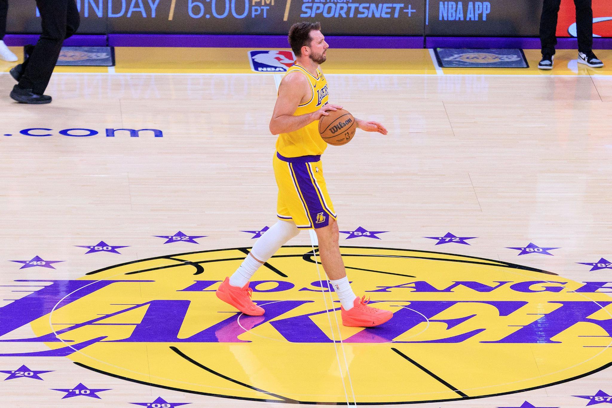 东契奇在多支球队得到过60+ NBA历史第二人&比肩张伯伦