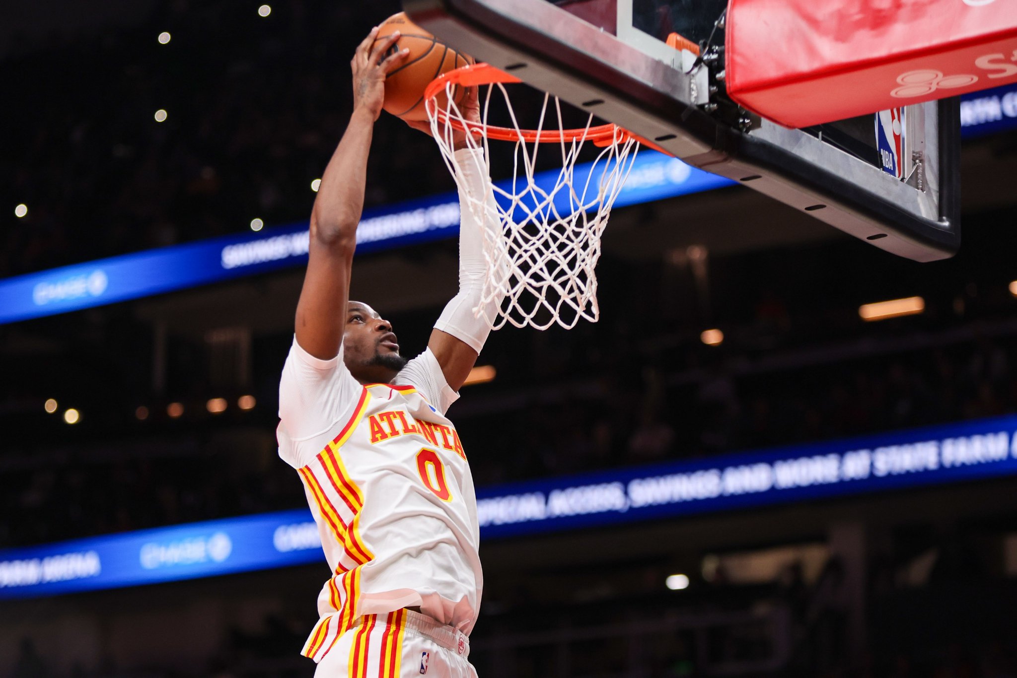 美记：老鹰可能放弃执行库明加下赛季球队选项 双方都有意续长约